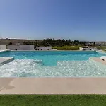 Royal Luxury With Private Infinity Pool, Hydromassage Area & Fireplace Apartment *