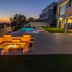 Royal Luxury With Private Infinity Pool, Hydromassage Area & Fireplace Apartment