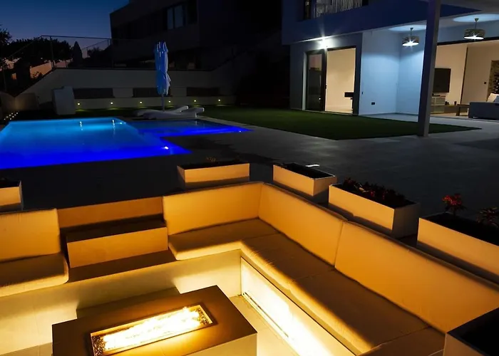 Royal Luxury Apartment With Private Infinity Pool, Hydromassage Area & Fireplace * Jerez de la Frontera