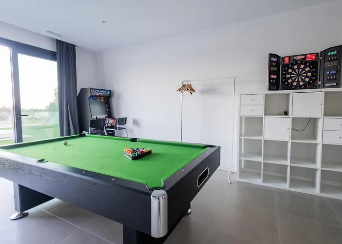 Apartment Royal Luxury Apartment With Private Infinity Pool, Hydromassage Area & Fireplace *