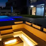 Royal Luxury With Private Infinity Pool, Hydromassage Area & Fireplace * Χέρεζ