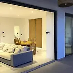Διαμέρισμα Royal Luxury With Private Infinity Pool, Hydromassage Area & Fireplace *