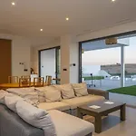 Royal Luxury With Private Infinity Pool, Hydromassage Area & Fireplace * Χέρεζ