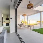 Royal Luxury With Private Infinity Pool, Hydromassage Area & Fireplace * Χέρεζ