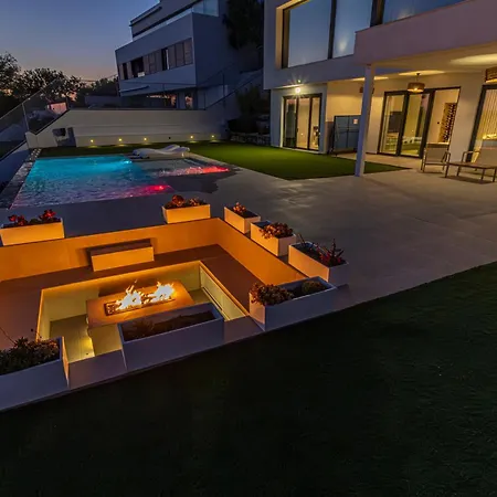 Royal Luxury With Private Infinity Pool, Hydromassage Area & Fireplace Διαμέρισμα *