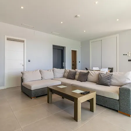 Royal Luxury With Private Infinity Pool, Hydromassage Area & Fireplace