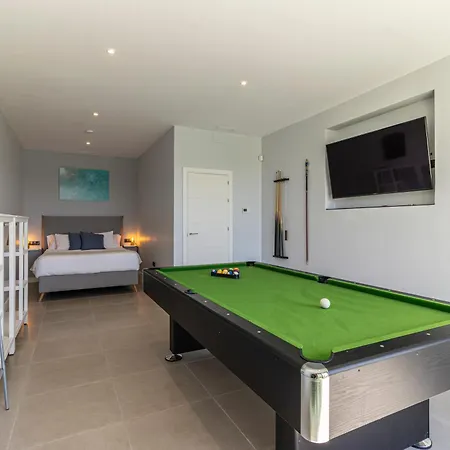 Royal Luxury With Private Infinity Pool, Hydromassage Area & Fireplace